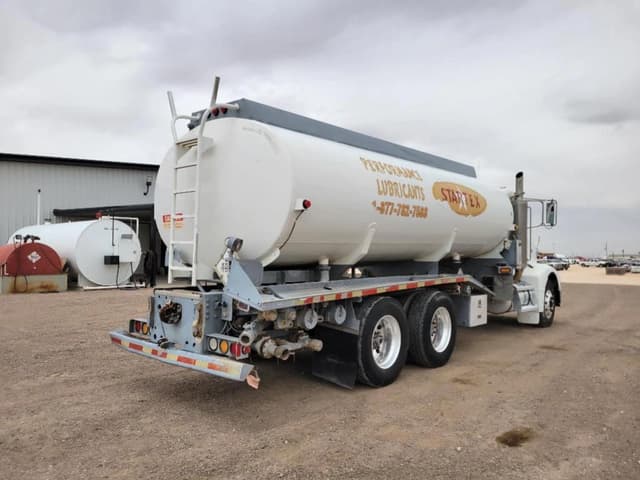 Image of Peterbilt 385 equipment image 4