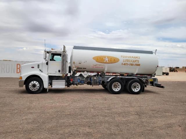 Image of Peterbilt 385 equipment image 1