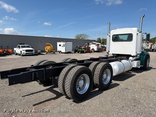 Image of Peterbilt 385 equipment image 4
