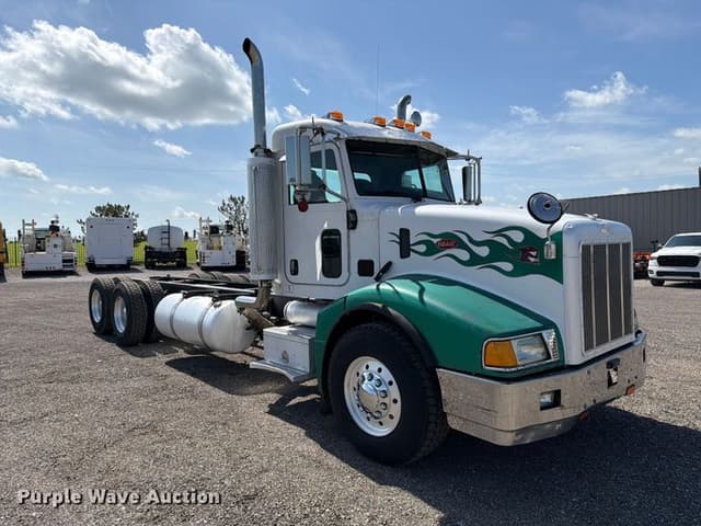 Image of Peterbilt 385 equipment image 2