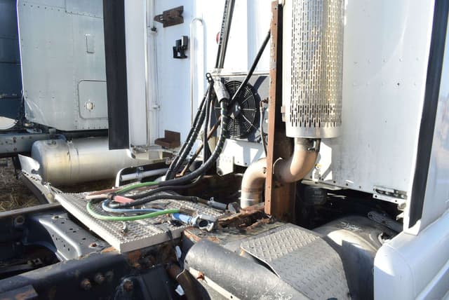 Image of Peterbilt 387 equipment image 4