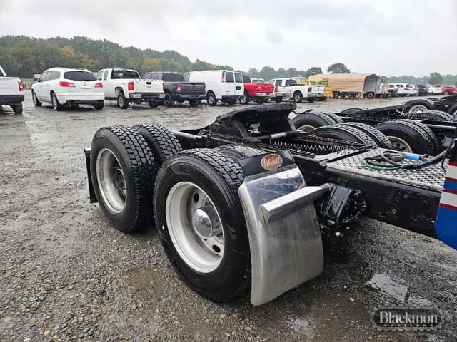 Image of Peterbilt 389 equipment image 4