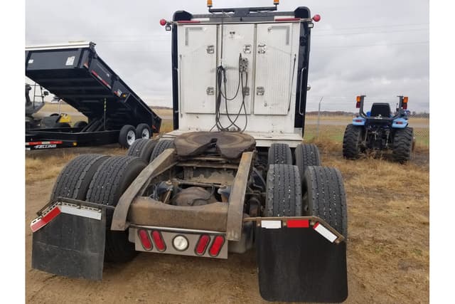 Image of Peterbilt Undetermined equipment image 2