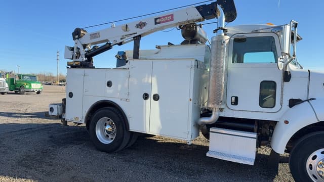 Image of Peterbilt 335 equipment image 4