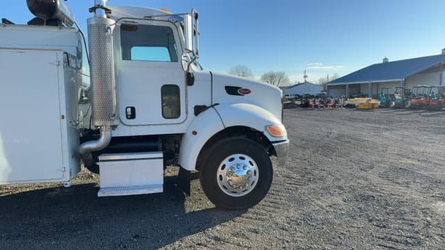 Image of Peterbilt 335 equipment image 3