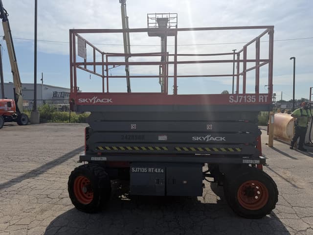 Image of Sky Jack SJ7135RT equipment image 4