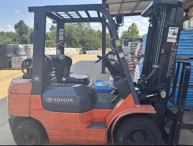 Image of Toyota 7FGU25 equipment image 1