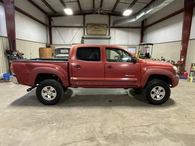 Image of Toyota Tacoma equipment image 1