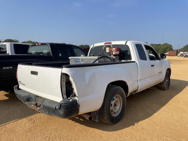 Image of Toyota Tacoma equipment image 3