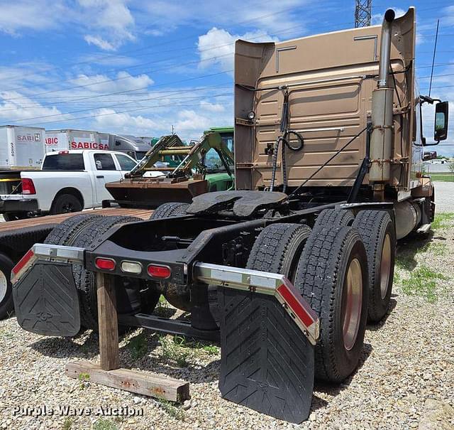 Image of Volvo VNL equipment image 3