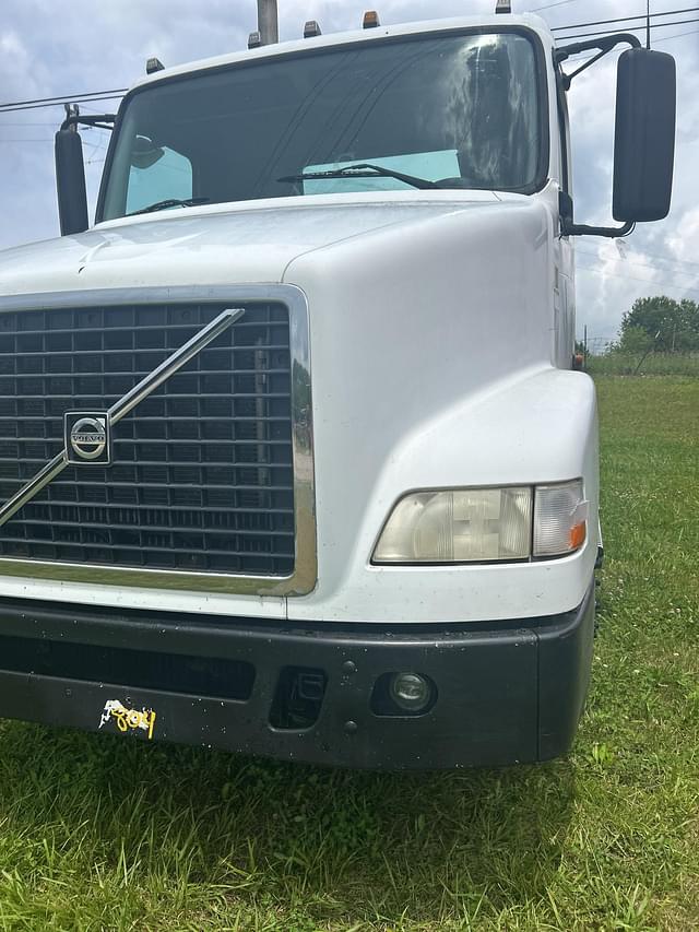 Image of Volvo VNM equipment image 2