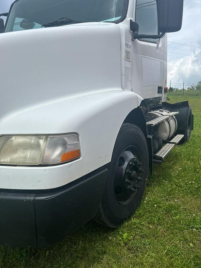 Image of Volvo VNM equipment image 4