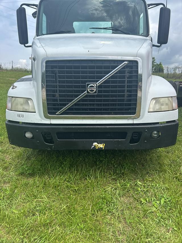 Image of Volvo VNM equipment image 1