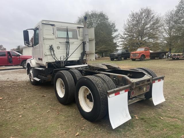 Image of Volvo VNL300 equipment image 3