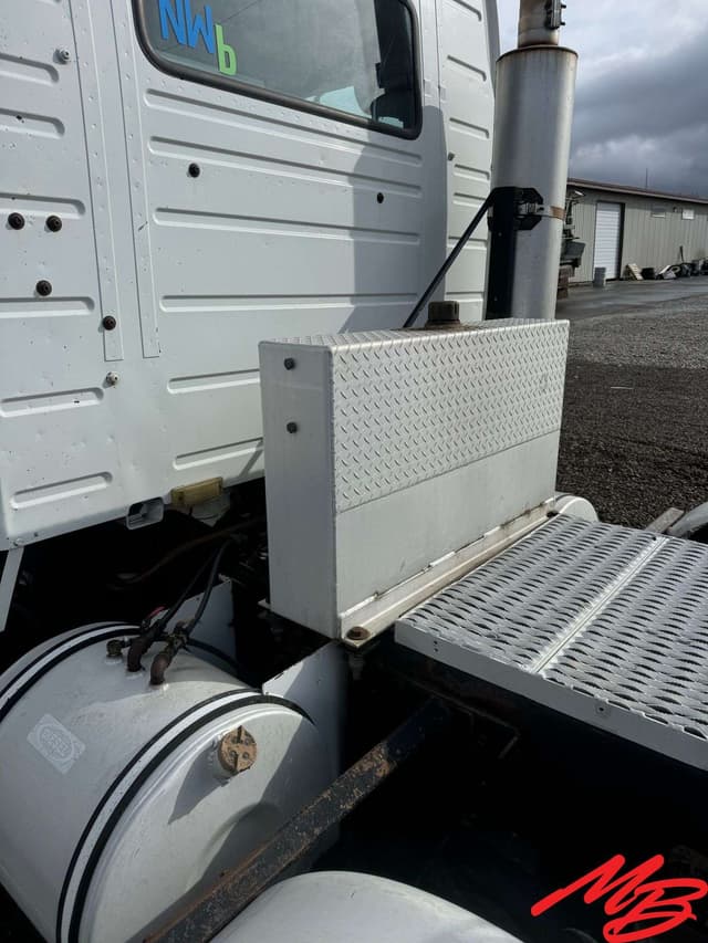 Image of Volvo VNL equipment image 4