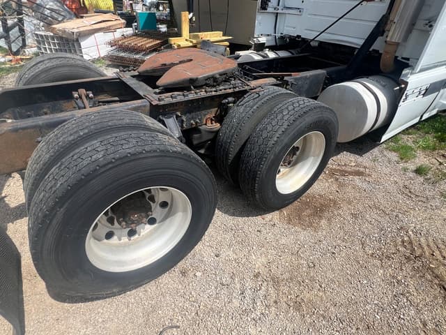 Image of Volvo VNL equipment image 4