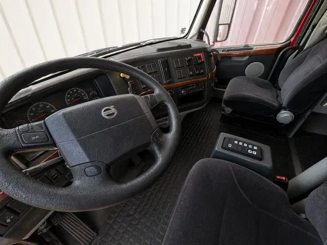 Image of Volvo VNL780 equipment image 4