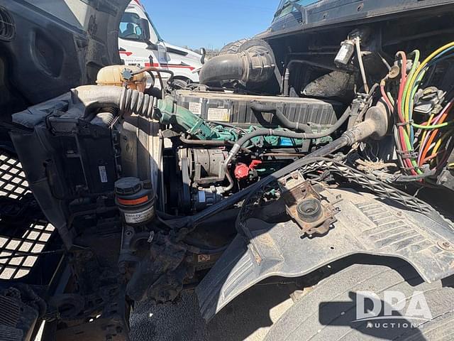 Image of Volvo VNL630 equipment image 4