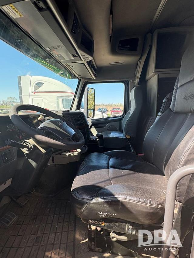 Image of Volvo VNL630 equipment image 2