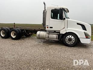 Main image Volvo VNL64T 8