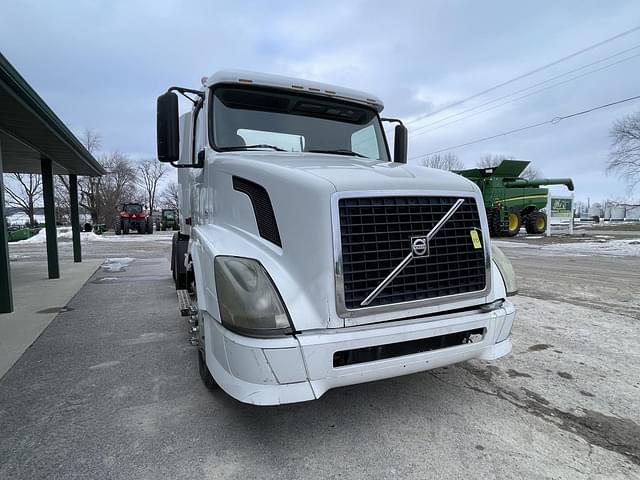 Image of Volvo VNL64T300 equipment image 2