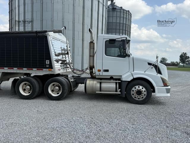 Image of Volvo VNL64T300 equipment image 3
