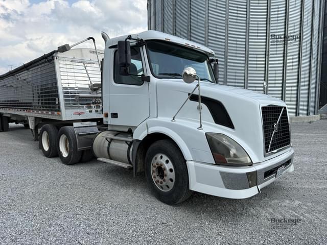 Image of Volvo VNL64T300 equipment image 2
