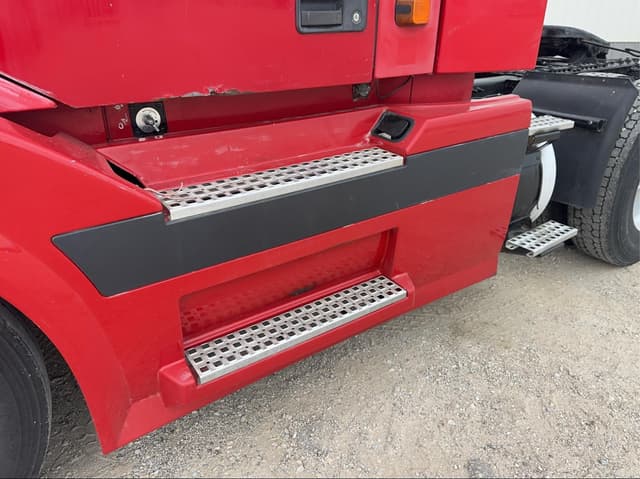 Image of Volvo VNL64T300 equipment image 4