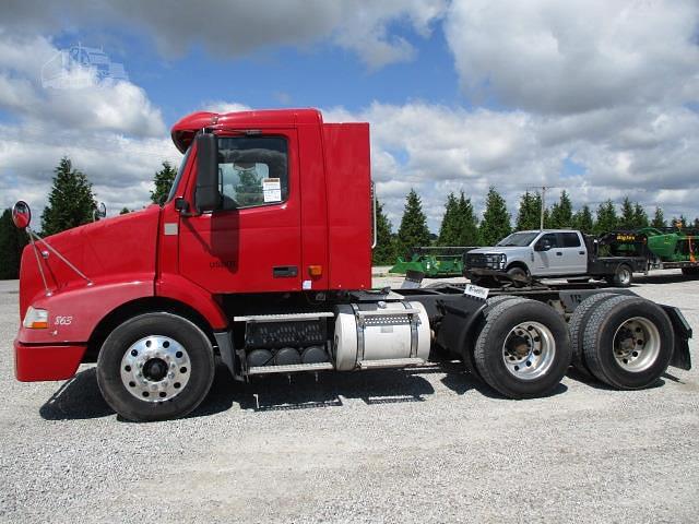 Image of Volvo VNL64T300 equipment image 2