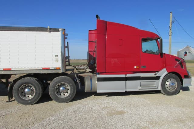 Image of Volvo VNL64T300 equipment image 2