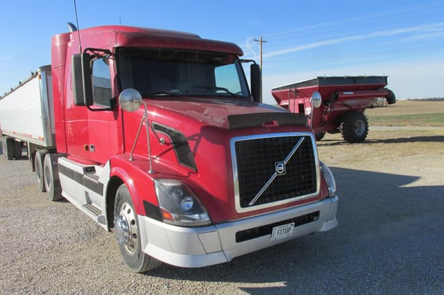 Image of Volvo VNL64T300 equipment image 4