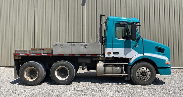 Image of Volvo VNL64T300 equipment image 2