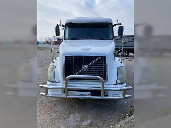 Image of Volvo VNL64T730 equipment image 2