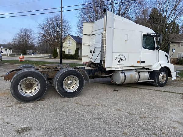 Image of Volvo VNL64T730 equipment image 4