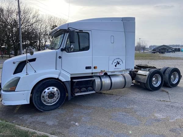 Image of Volvo VNL64T730 equipment image 1