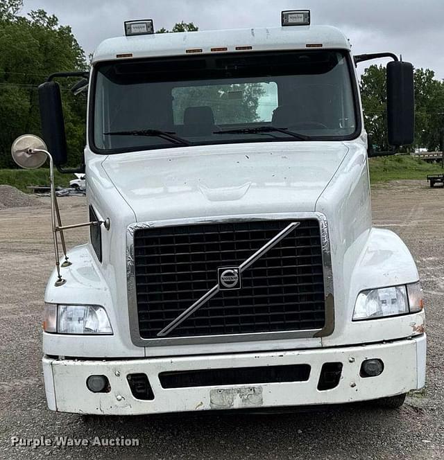 Image of Volvo VNM equipment image 1