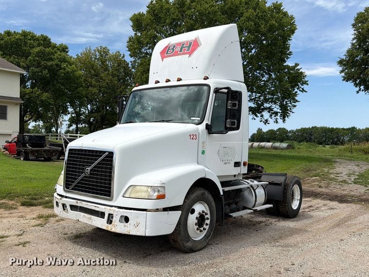 2006 Volvo VNM Equipment Image0