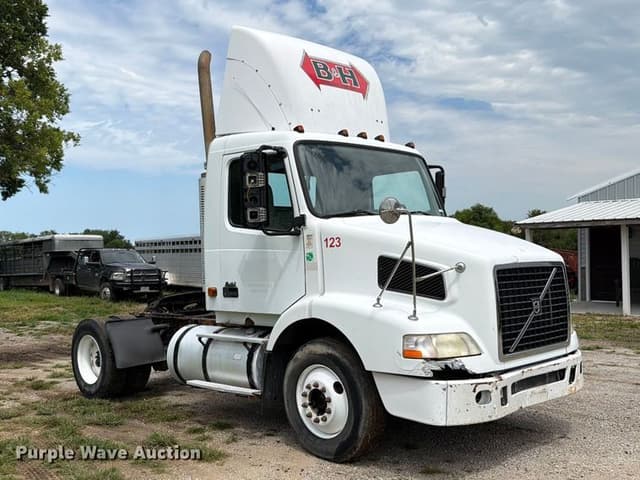 Image of Volvo VNM equipment image 2