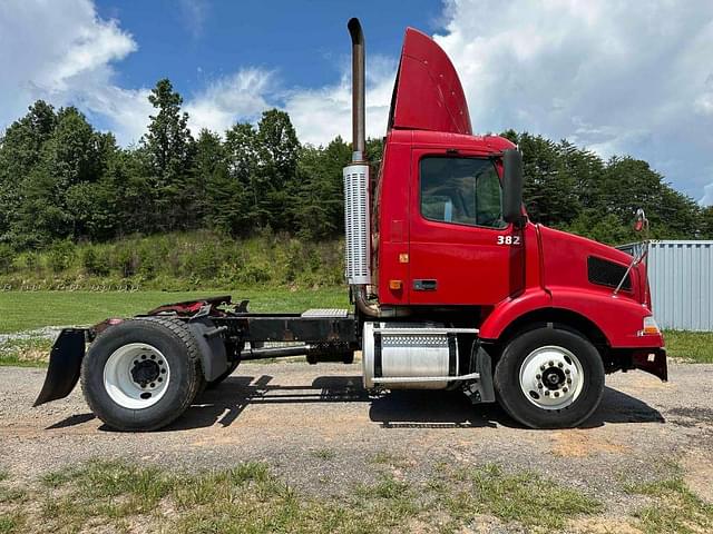 Image of Volvo VNM equipment image 2