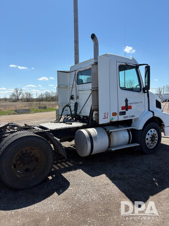 Image of Volvo VNM200 equipment image 3