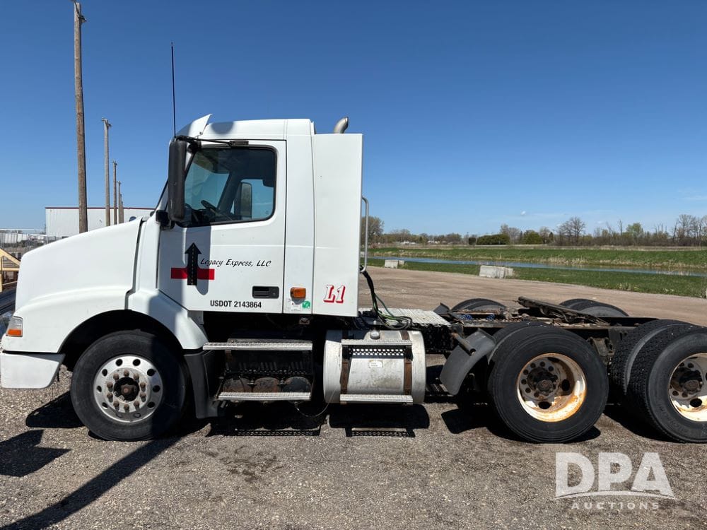2006 Volvo VNM200 Equipment Image0