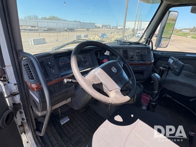 Image of Volvo VNM200 equipment image 4
