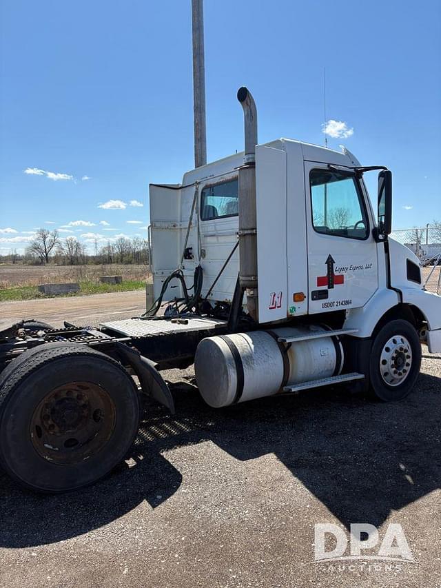 Image of Volvo VNM200 equipment image 3