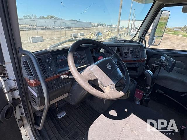Image of Volvo VNM200 equipment image 4