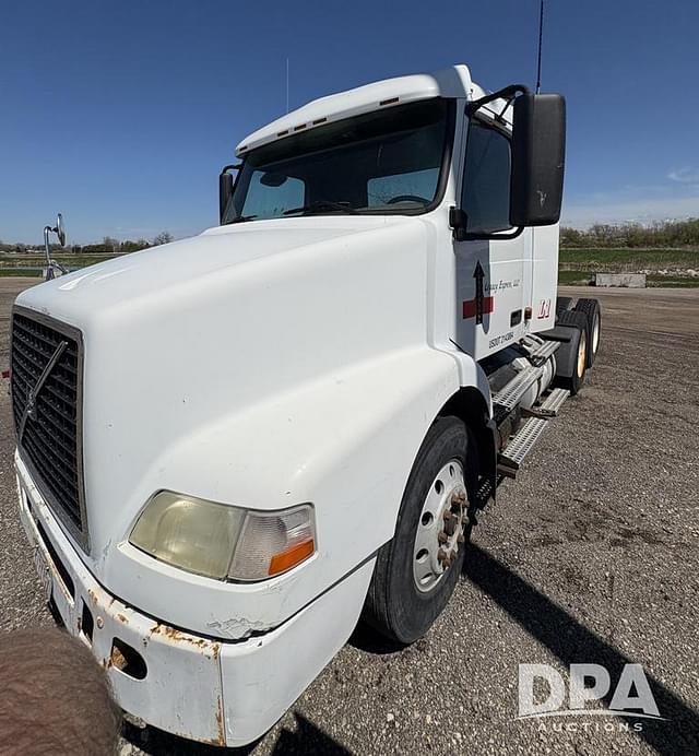 Image of Volvo VNM200 equipment image 1