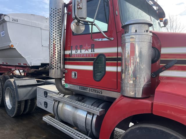 Image of Western Star 4900 equipment image 2