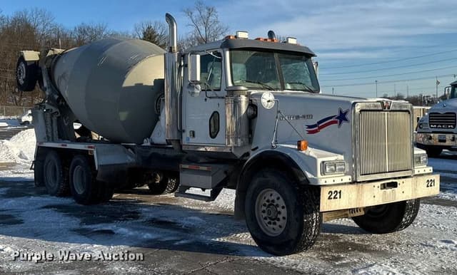 Image of Western Star 4900 equipment image 2