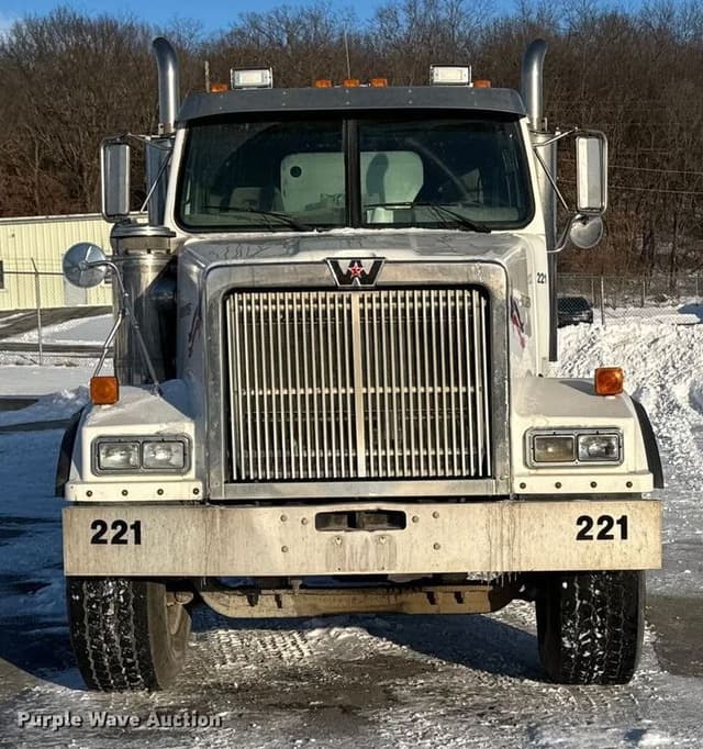 Image of Western Star 4900 equipment image 1