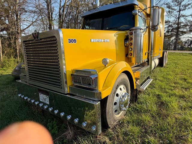 Image of Western Star 4900 equipment image 2