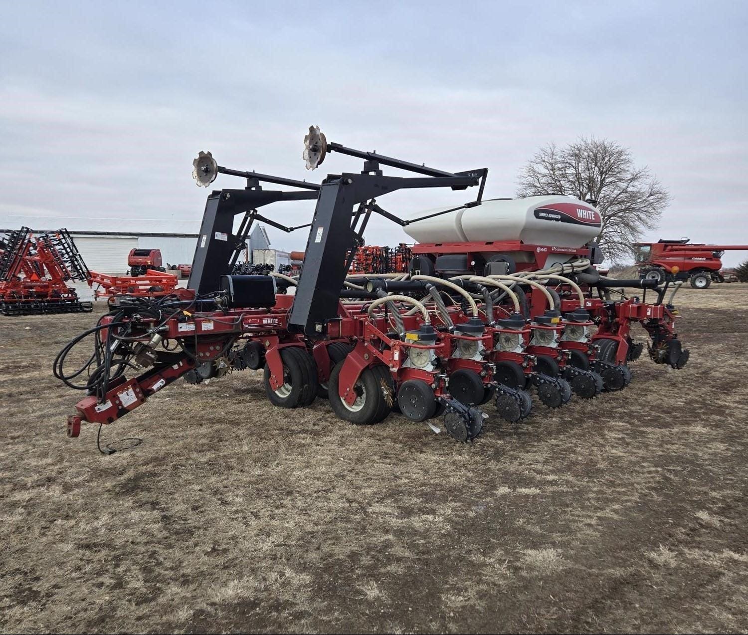 2006 White 8516 Equipment Image0